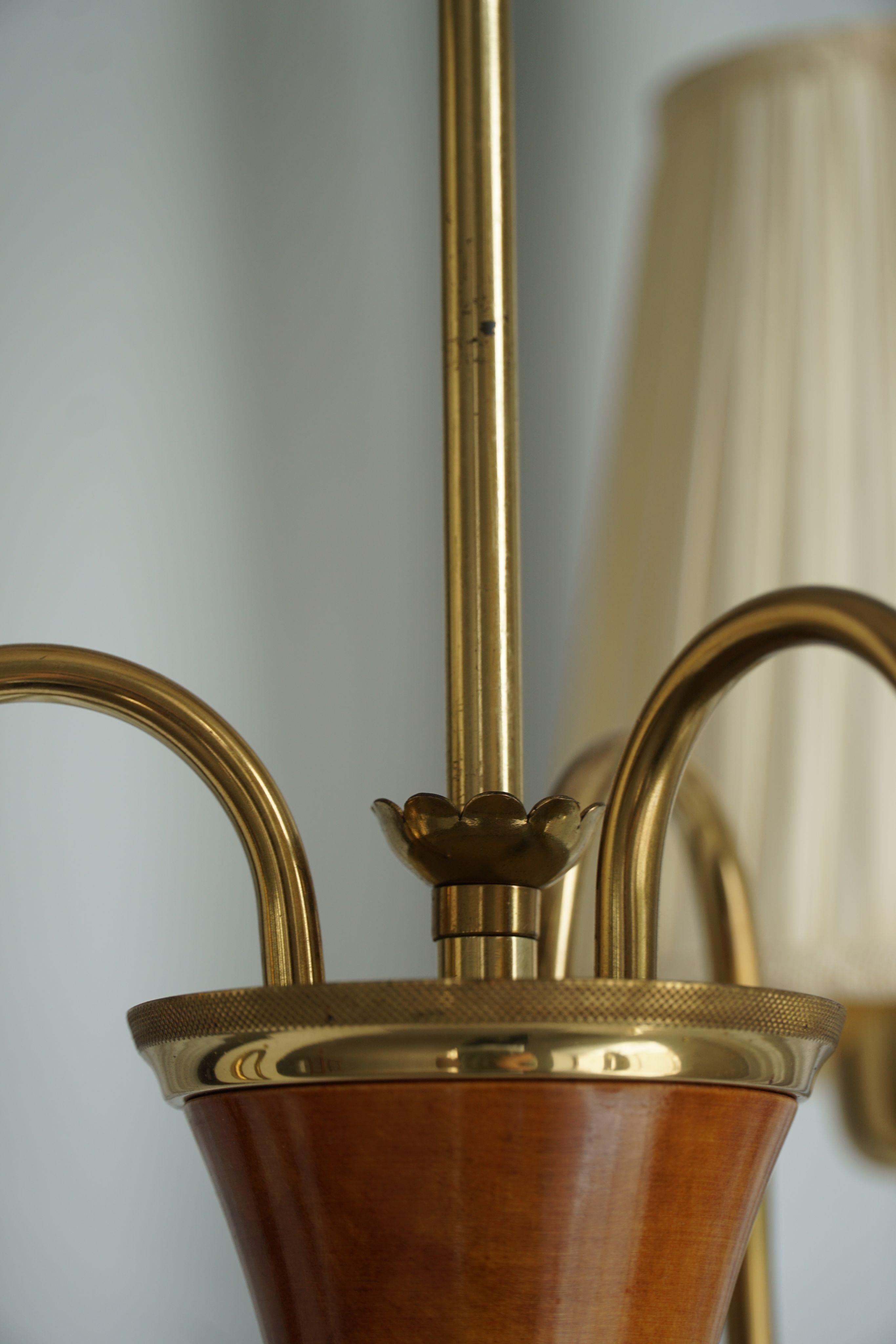 Lampadario svedese del Mid Century Modern a 3 bracci, ottone e paralumi in seta, anni '50 in vendita 3