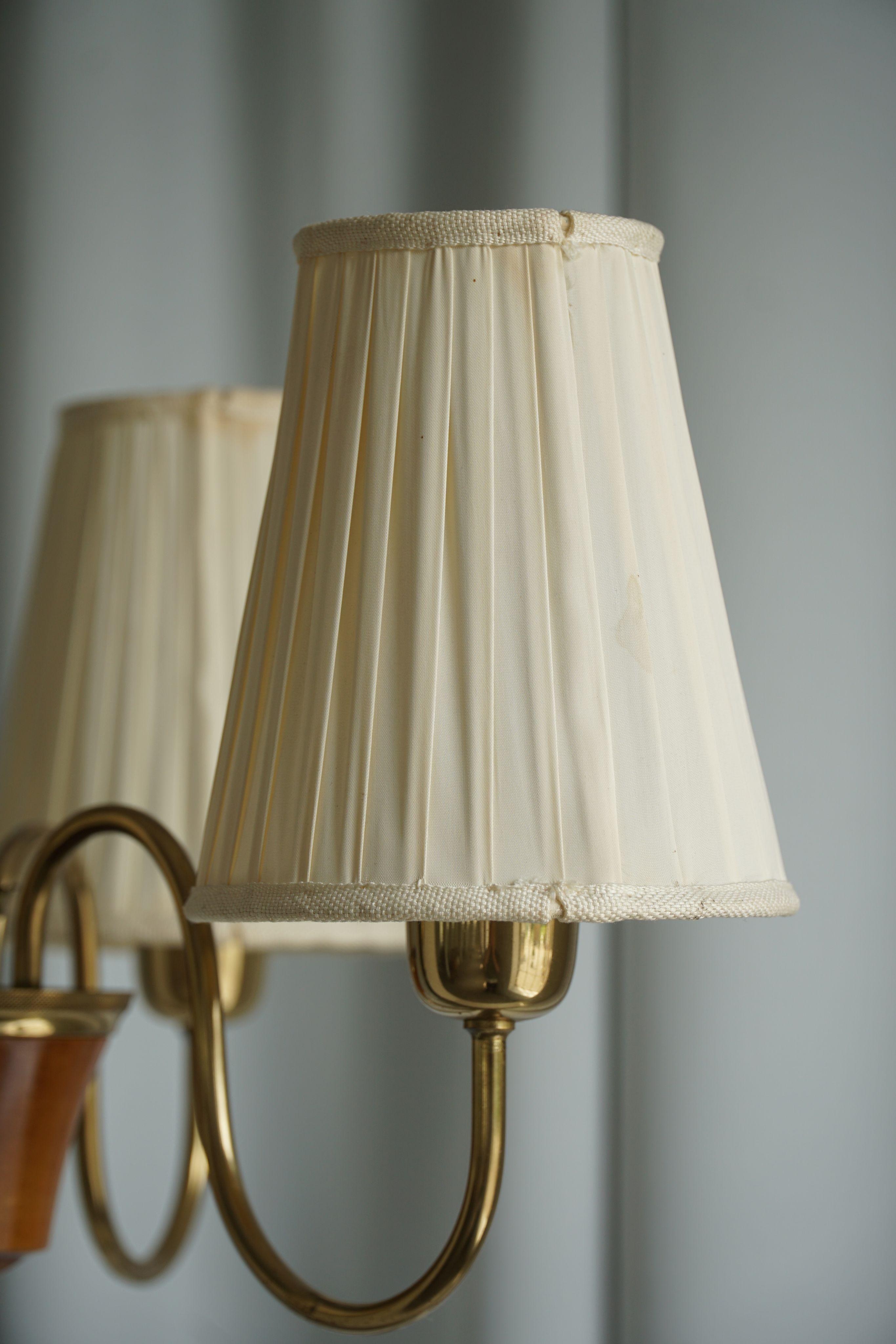 Lampadario svedese del Mid Century Modern a 3 bracci, ottone e paralumi in seta, anni '50 In condizioni buone in vendita a Odense, DK