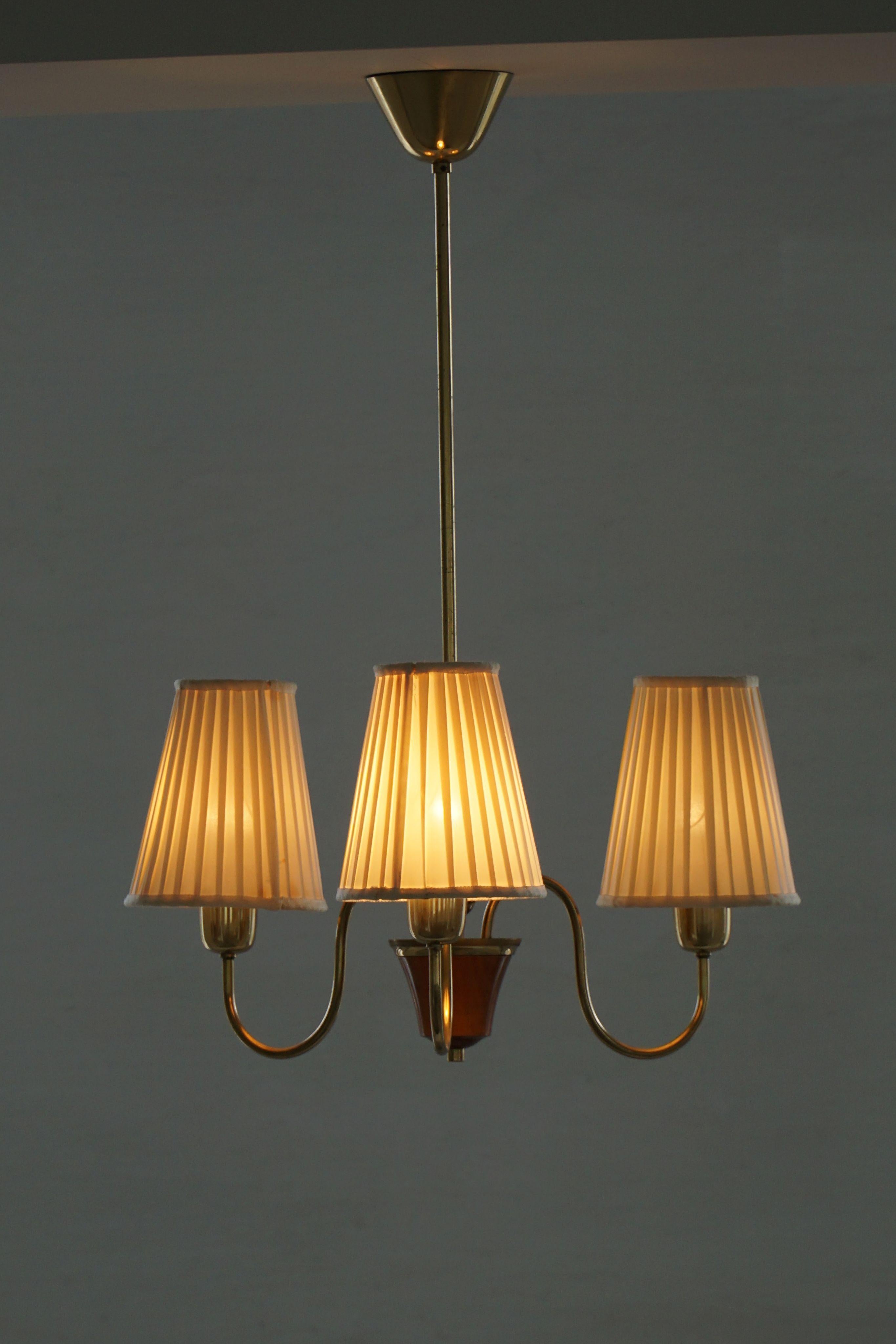 XX secolo Lampadario svedese del Mid Century Modern a 3 bracci, ottone e paralumi in seta, anni '50 in vendita