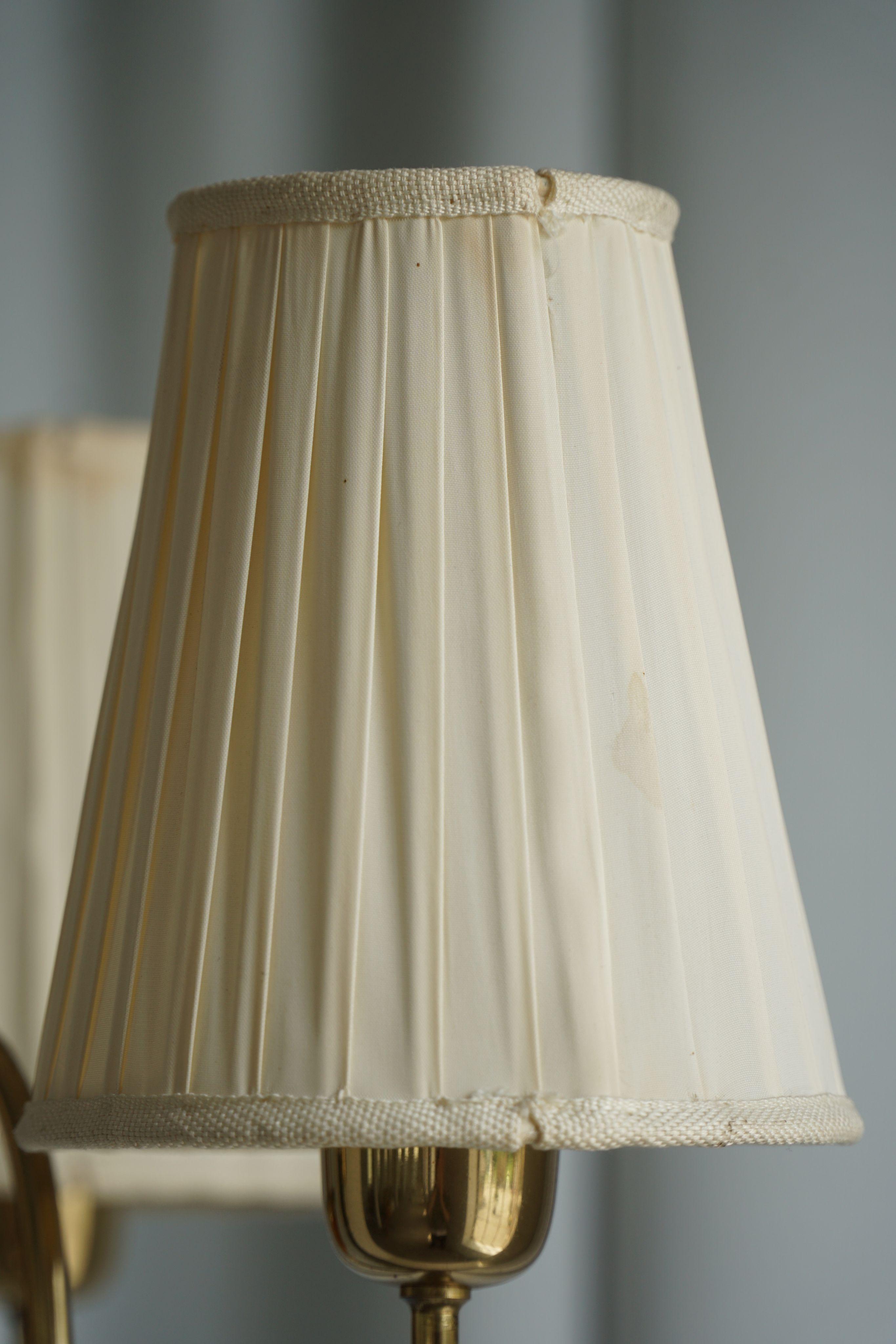 Lampadario svedese del Mid Century Modern a 3 bracci, ottone e paralumi in seta, anni '50 in vendita 1
