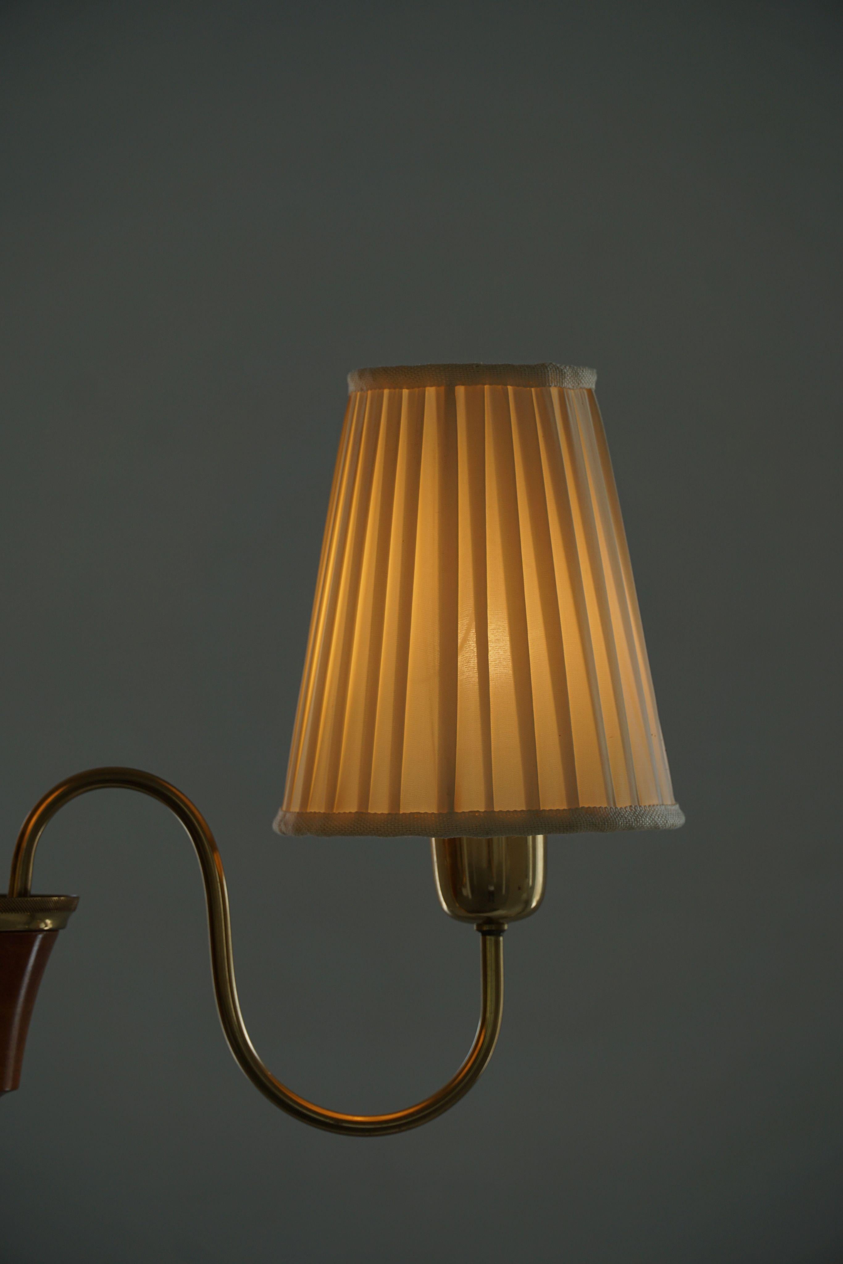 Lampadario svedese del Mid Century Modern a 3 bracci, ottone e paralumi in seta, anni '50 in vendita 4