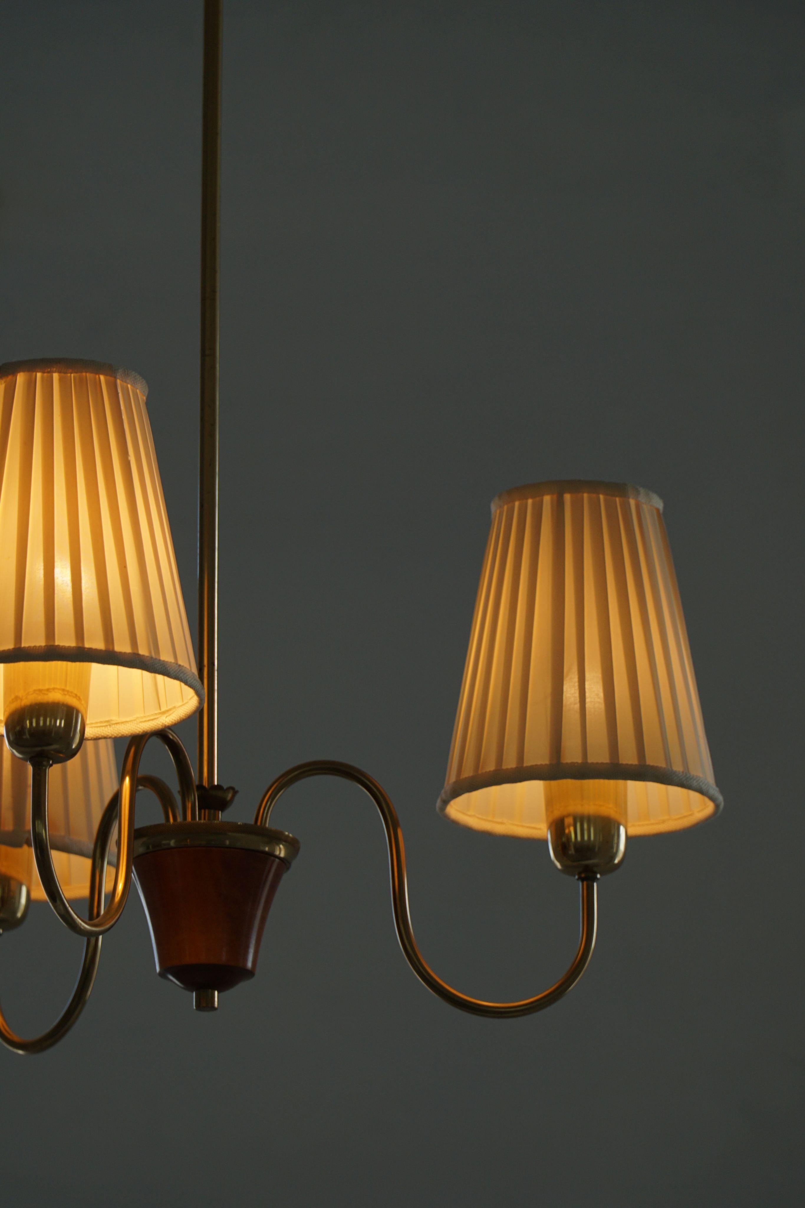 Svedese Lampadario svedese del Mid Century Modern a 3 bracci, ottone e paralumi in seta, anni '50 in vendita