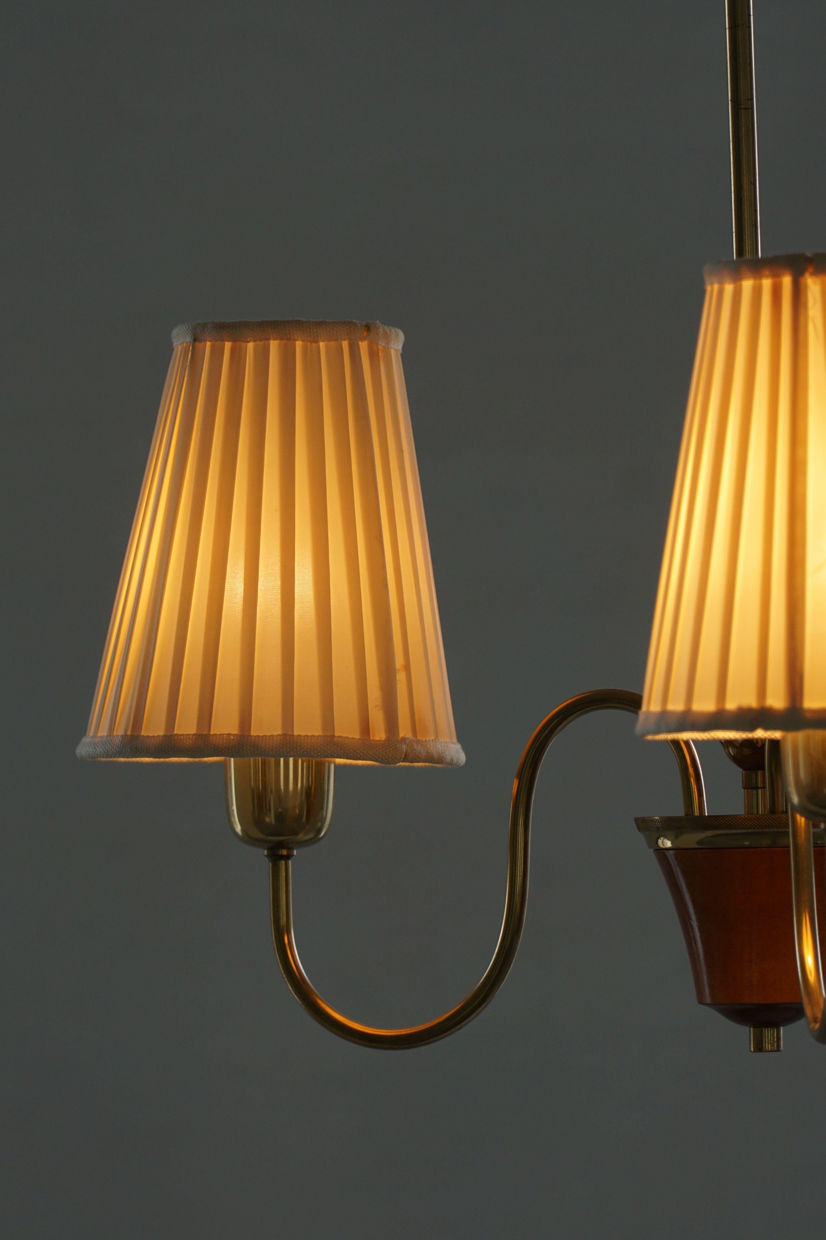 Lampadario svedese del Mid Century Modern a 3 bracci, ottone e paralumi in seta, anni '50 in vendita 2