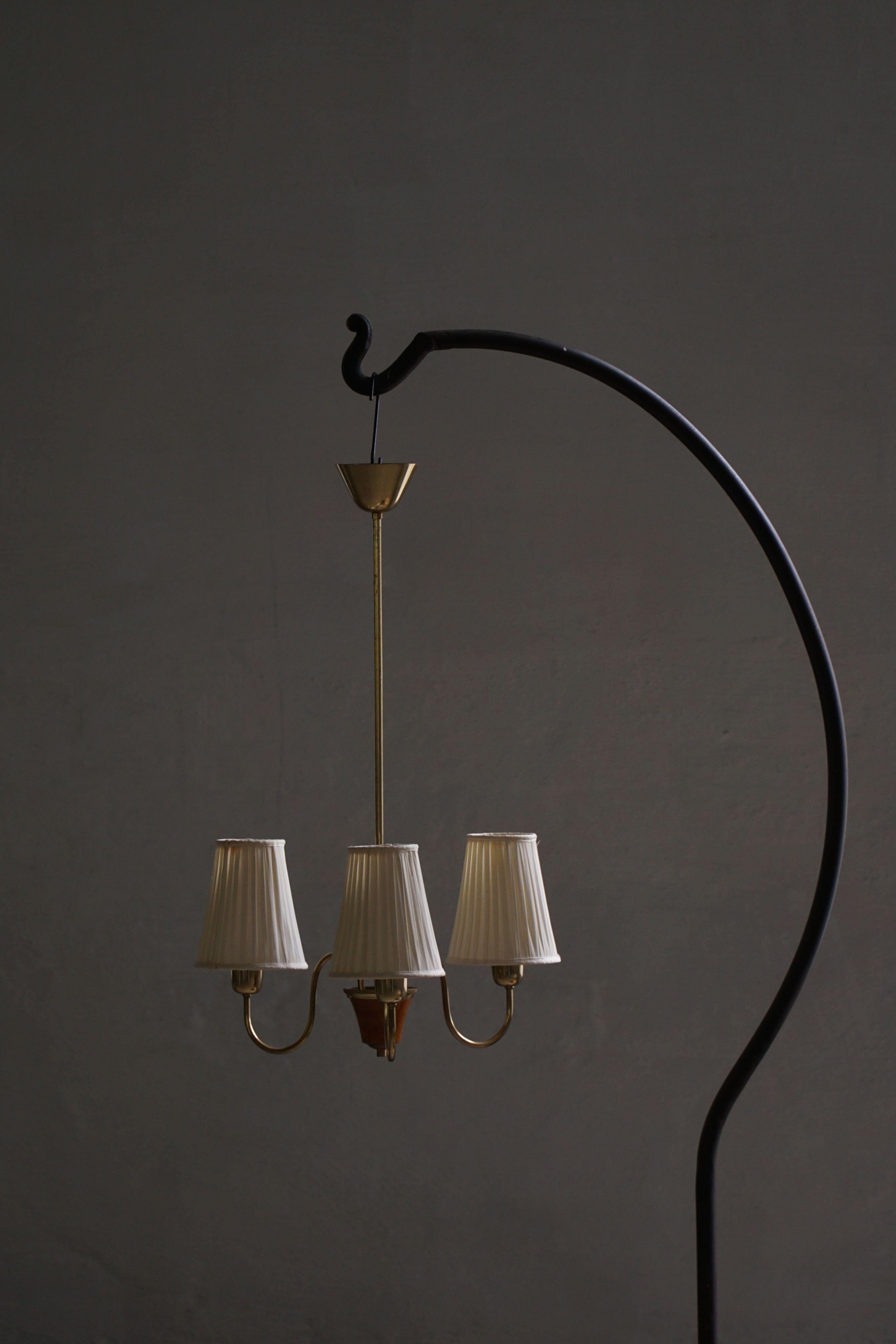 Ottone Lampadario svedese del Mid Century Modern a 3 bracci, ottone e paralumi in seta, anni '50 in vendita