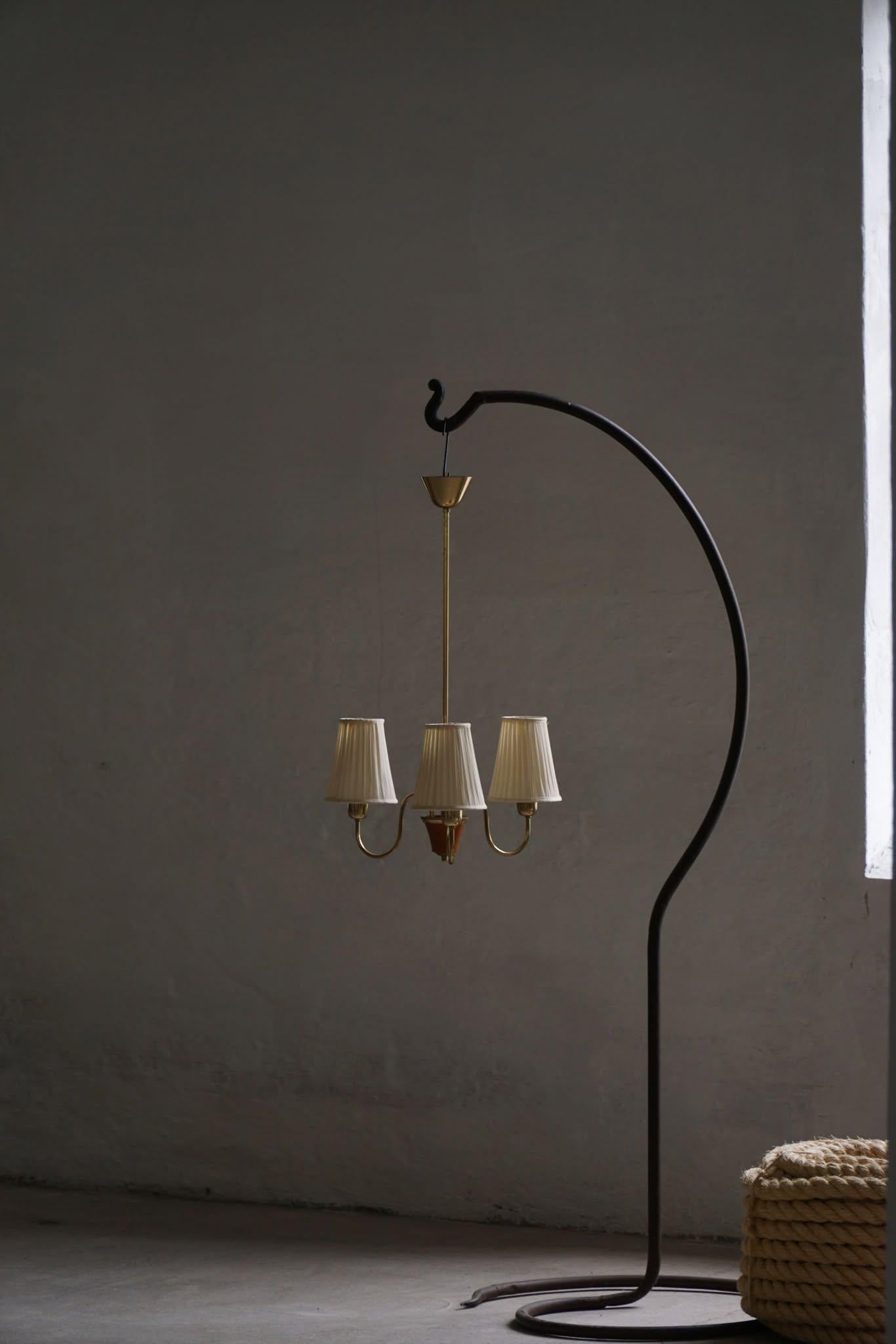 Lampadario svedese del Mid Century Modern a 3 bracci, ottone e paralumi in seta, anni '50 in vendita 7