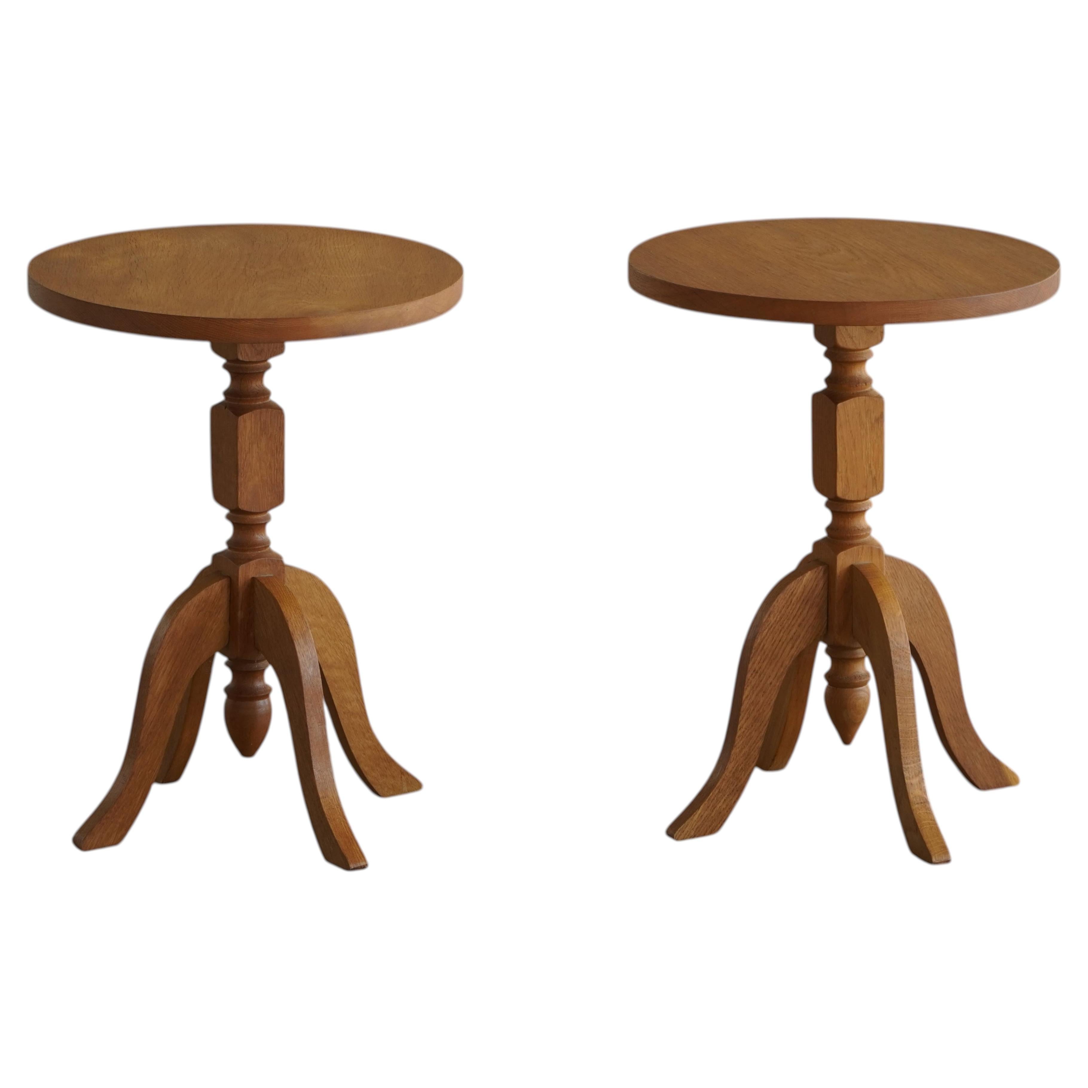Paire de tables d'appoint scandinaves en chêne à pied central et pieds courbés sculpturaux, années 1960 en vente