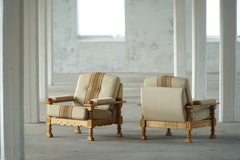 Milieu du XXe siècle, paire de fauteuils de salon signés Henning Kjærnulf, chêne et laine, années 1960