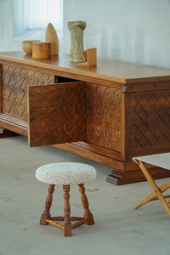 Stile danese moderno, sgabello a tre gambe in rovere con gambe tornite e seduta in lana d’agnello, anni ’50