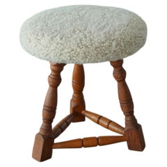 Stile danese moderno, sgabello a tre gambe in rovere con gambe tornite e seduta in lana d’agnello, anni ’50