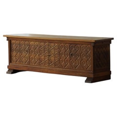 Grand buffet danois moderne en chêne sculpté, signé Max A. Rasmussen, Danemark, années 1940