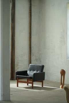 Sillón de roble y cuero diseñado por Jørgen Bækmark para FDB Møbler, Dinamarca, década de 1960