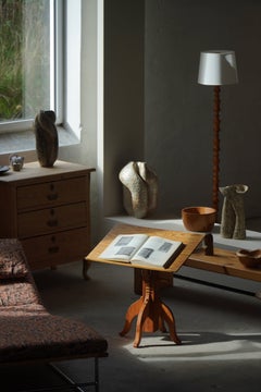 Mesa de lectura escultural y ajustable de pino con tablero inclinable, estilo moderno sueco, década de los 70