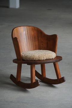 Silla mecedora de arte popular sueco de mediados del siglo XX, diseñada por Nils Stödberg, con fecha de 1946
