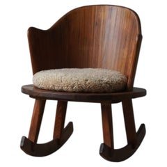 Silla mecedora de arte popular sueco de mediados del siglo XX, diseñada por Nils Stödberg, con fecha de 1946