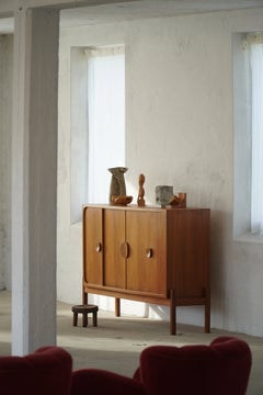 Buffet danois de style « Mid-Century Modern », aux lignes sculpturales, en teck, avec portes coulissantes, années 1960