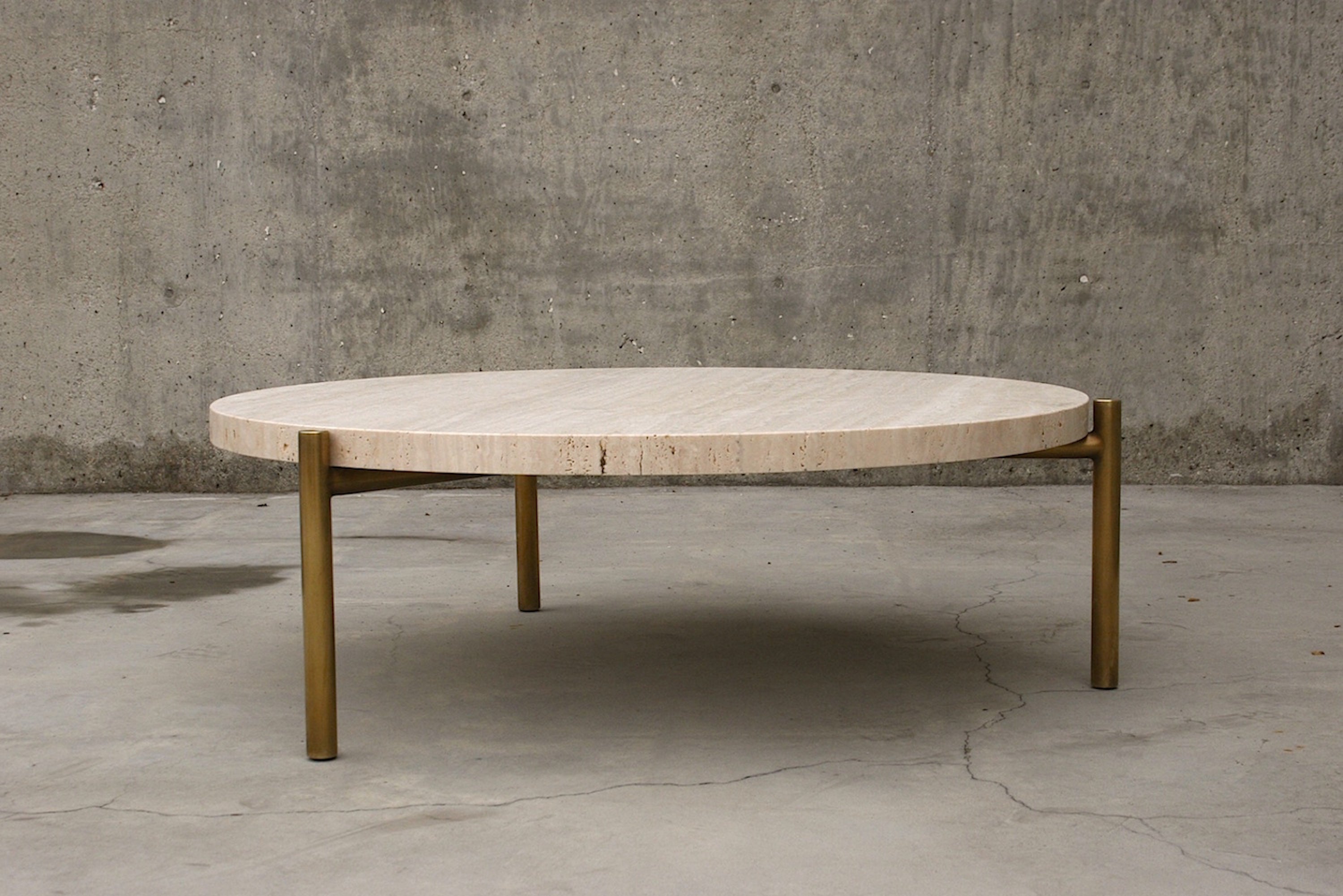 Table basse Tivoli à 3 pieds en laiton bruni et plateau en acier inoxydable et travertin