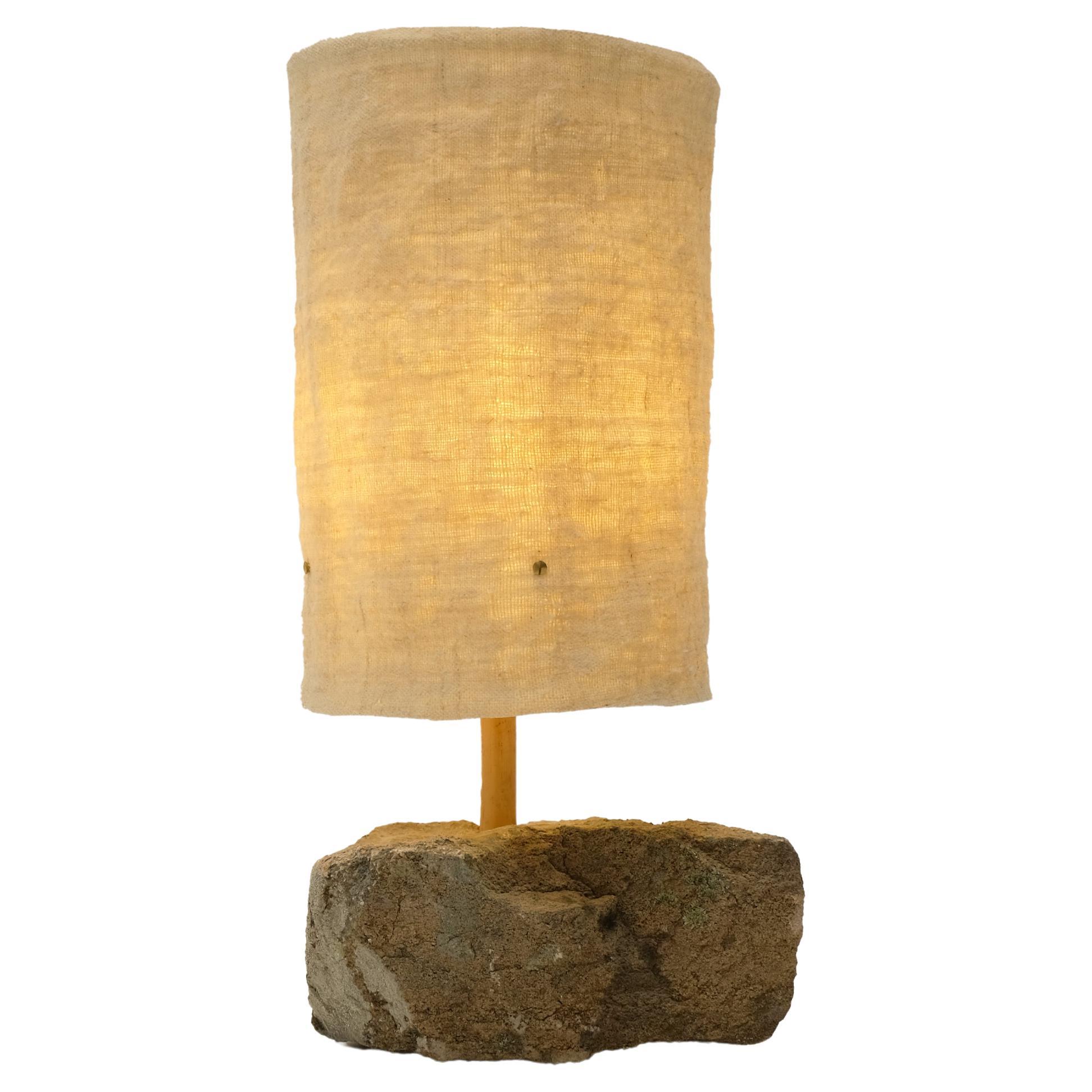 Lampada da tavolo Hjra, paralume in lana filata e intrecciata a mano, realizzato in roccia e giunco