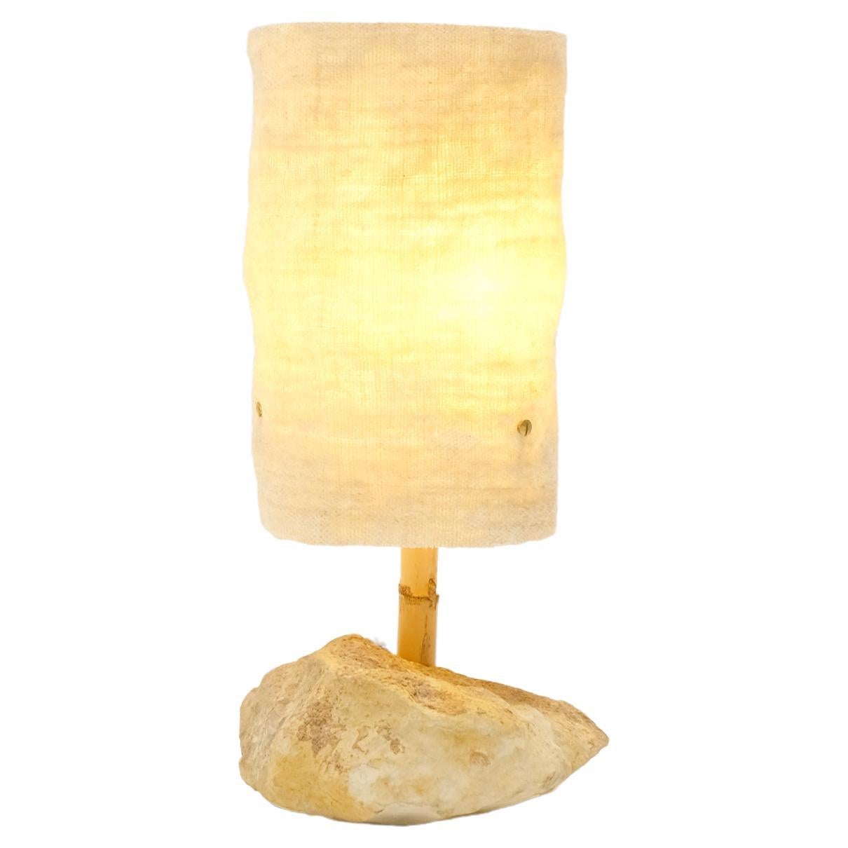 Lampada da tavolo Hjra Small, paralume in lana intrecciata a mano, realizzato in roccia e giunco