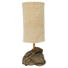 Hjra Tischlampe groß, handgesponnen, handgewebter Lampenschirm aus Wolle, aus Rock & Reed