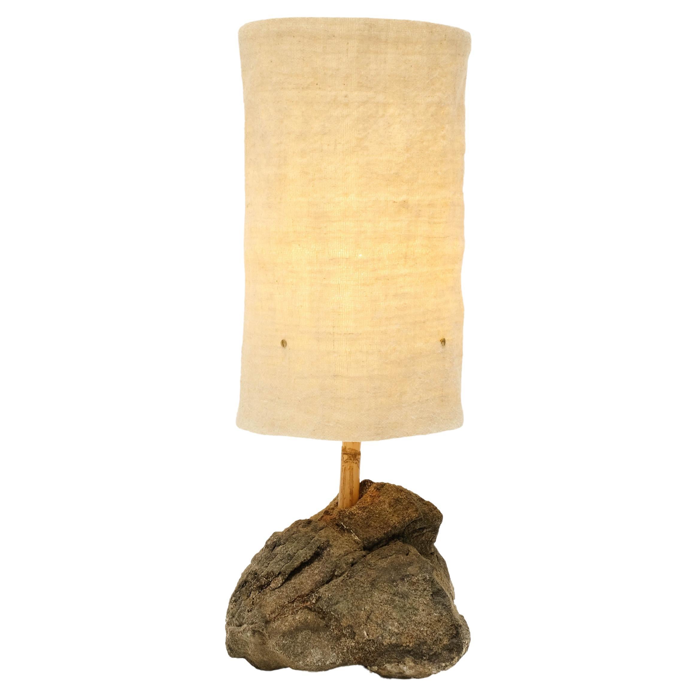 Lampada da tavolo Hjra grande, paralume in lana intrecciata a mano, realizzata in roccia e giunco