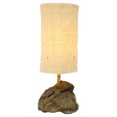 Lampada da tavolo Hjra grande, paralume in lana intrecciata a mano, realizzata in roccia e giunco