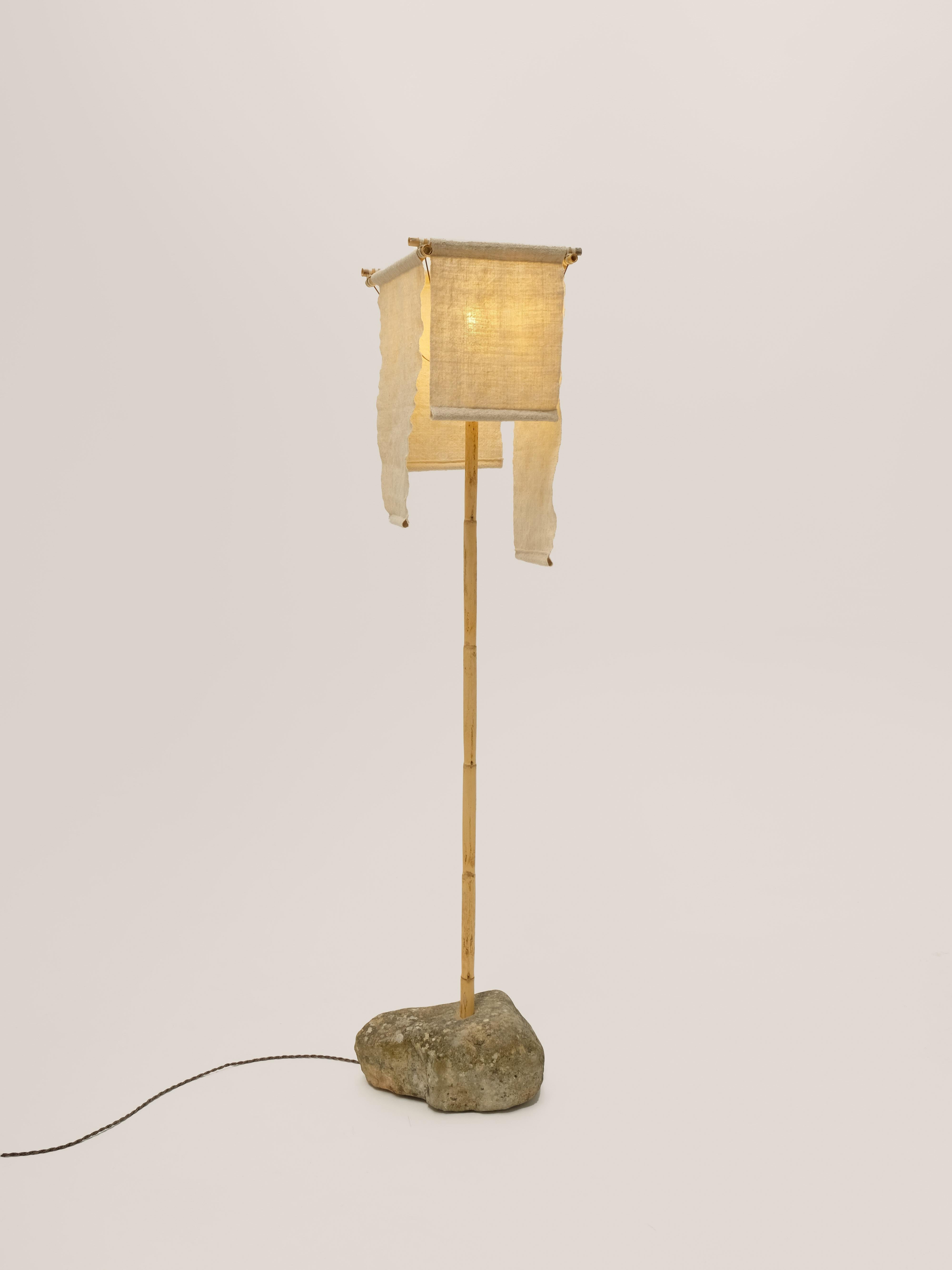 Azru Stehlampe, handgesponnener, handgewebter Lampenschirm, aus lokalem Stein und Schilf (Marokkanisch) im Angebot