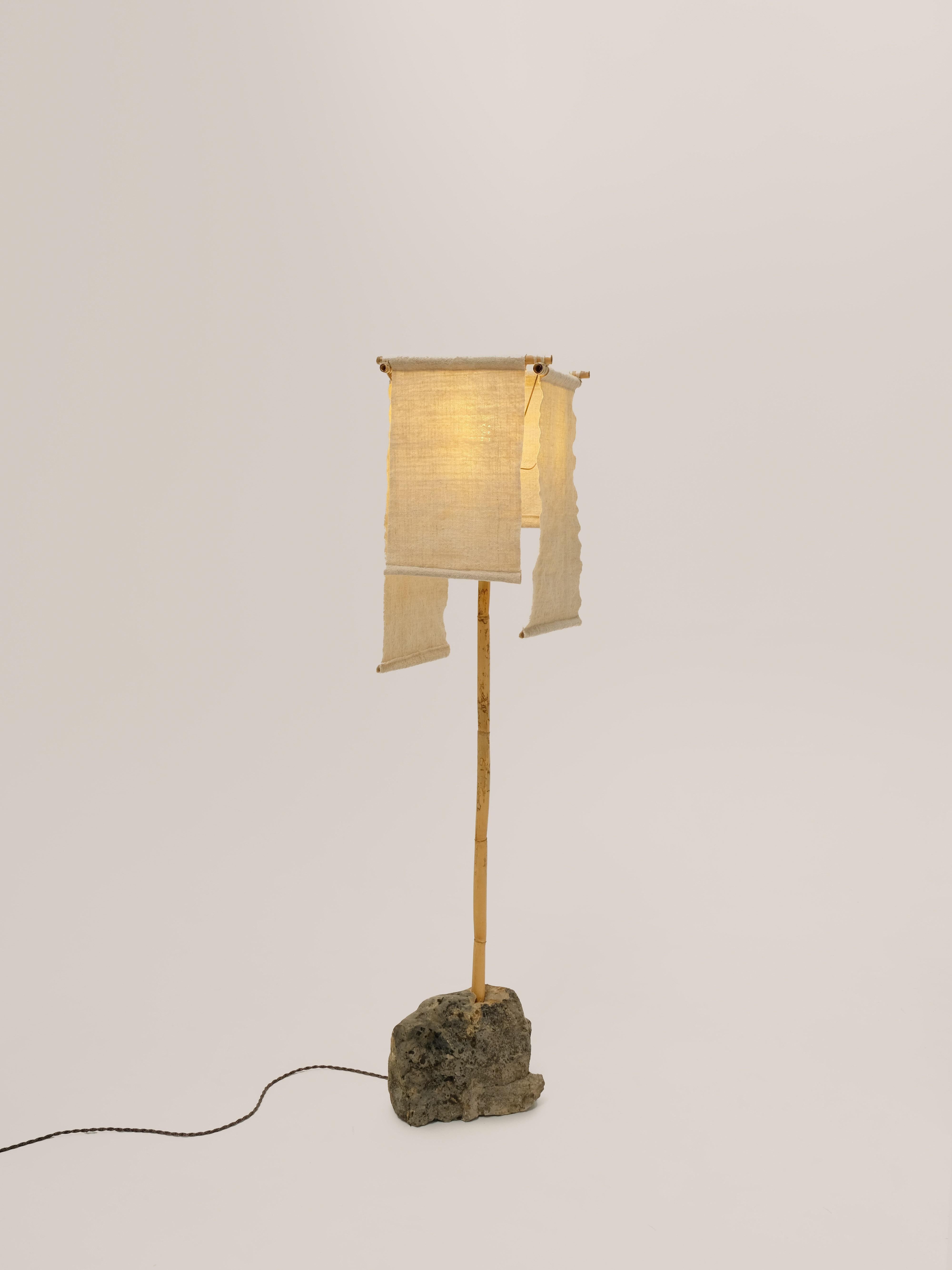 Azru Stehlampe, handgesponnener, handgewebter Lampenschirm, aus lokalem Stein und Schilf im Angebot 1
