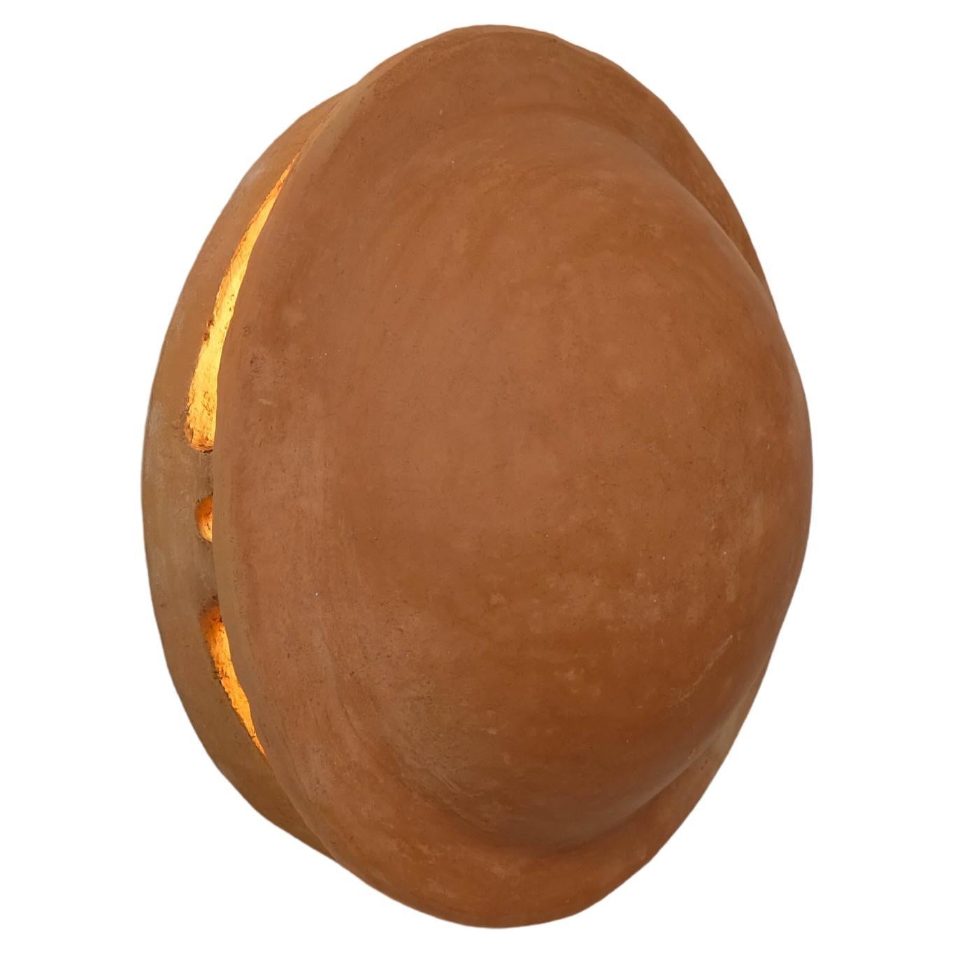 Lampada da parete in ceramica di terracotta realizzata con argilla nativa da Memòri Studio