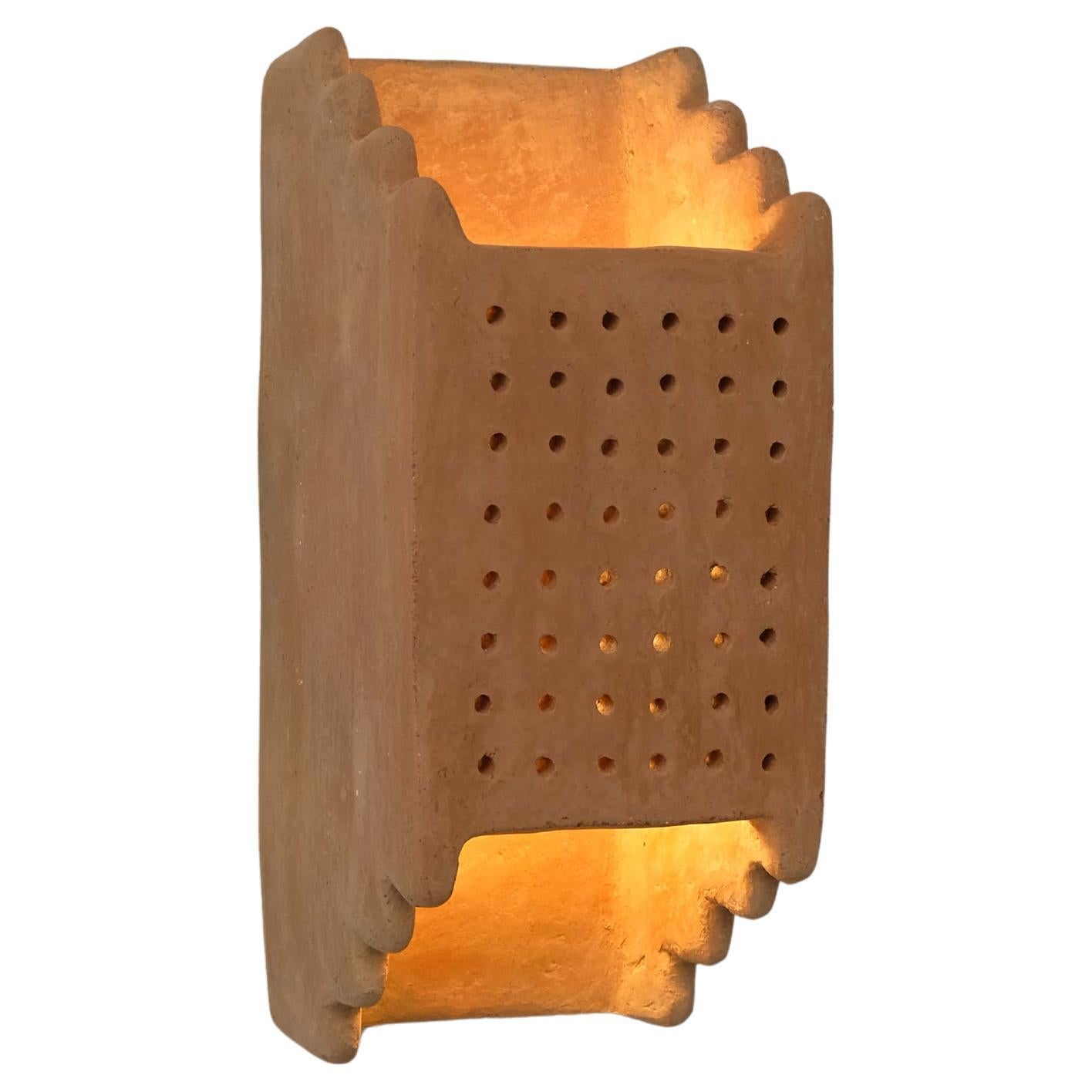 Applique contemporaine en céramique Terracotta faite à la main avec de l
argile locale.