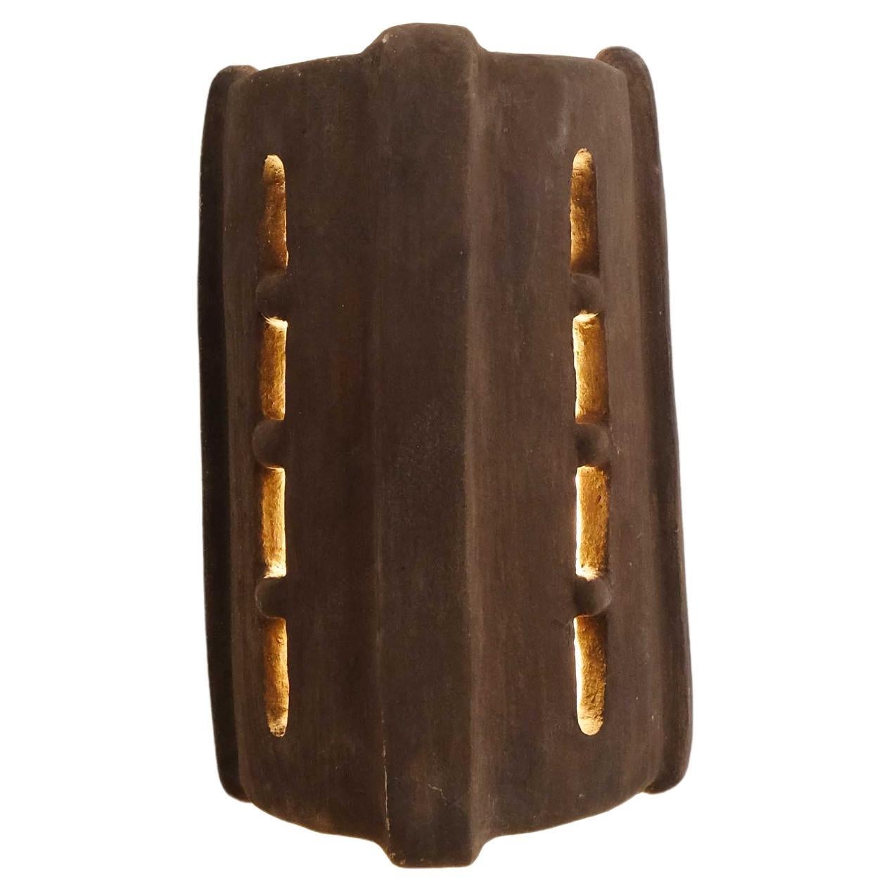 Aplique contemporáneo de cerámica marrón Hecho a mano con arcilla local en venta