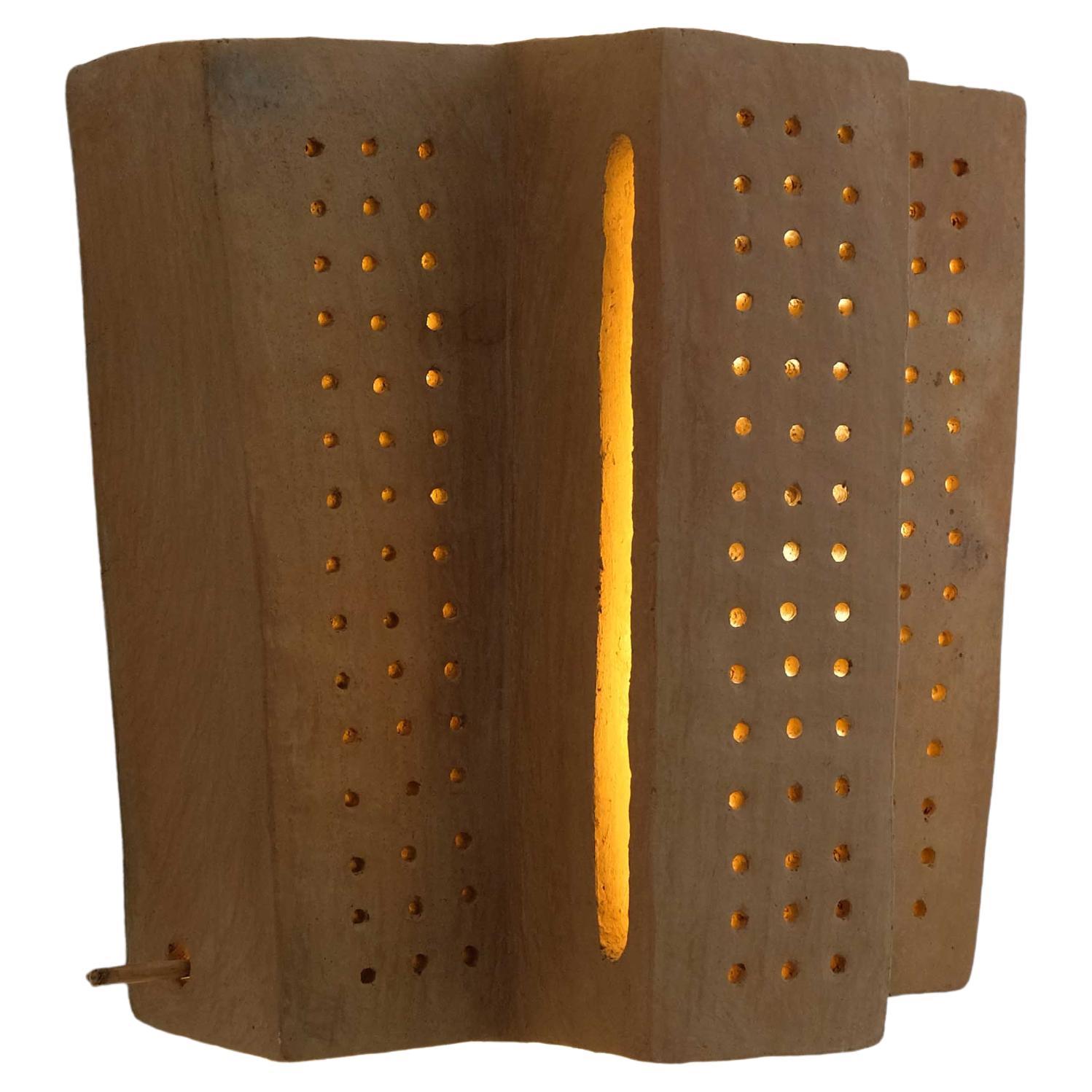 Aplique de cerámica contemporánea de terracota fabricado con arcilla local por memòri studio