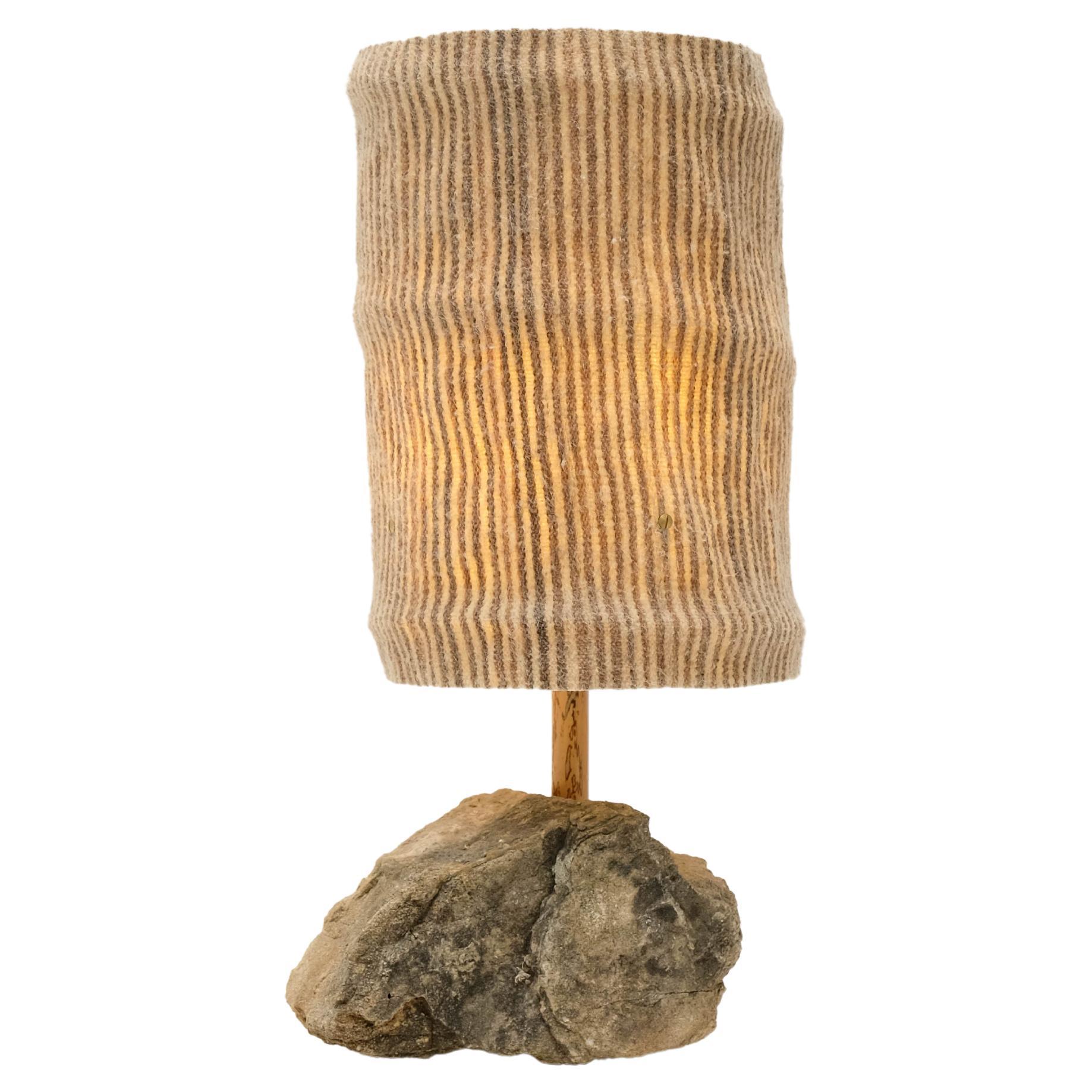 Lámpara de mesa Hjra, pantalla de lana hilada y tejida a mano, de roca y caña Moderno orgánico en venta