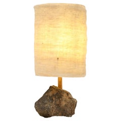 Lampada da tavolo Hjra, paralume in lana filata e intrecciata a mano, realizzato in roccia e giunco