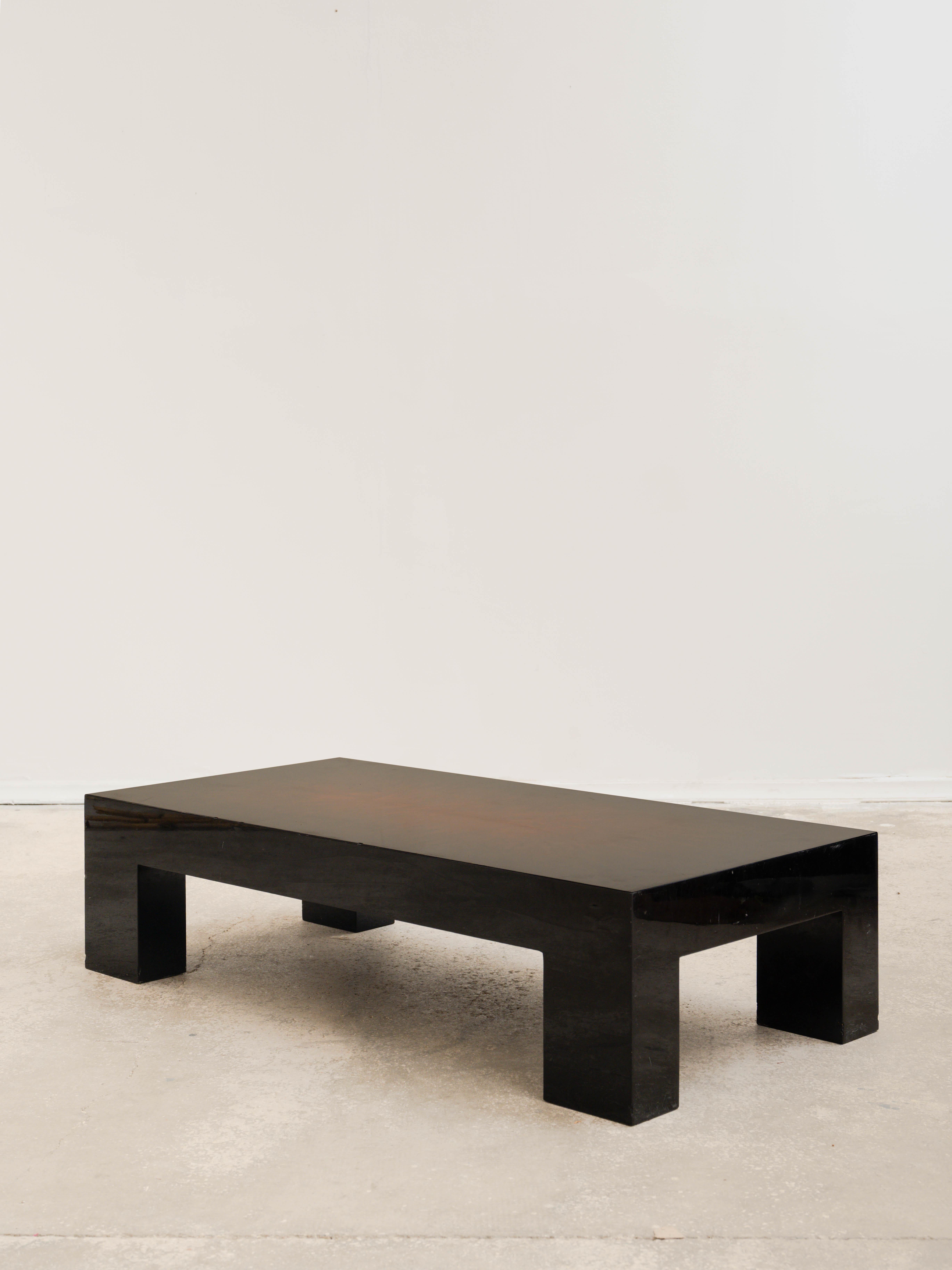 Rectangular coffee table in flame-lacquered wood, 1980's In Good Condition For Sale In Marseille, FR
