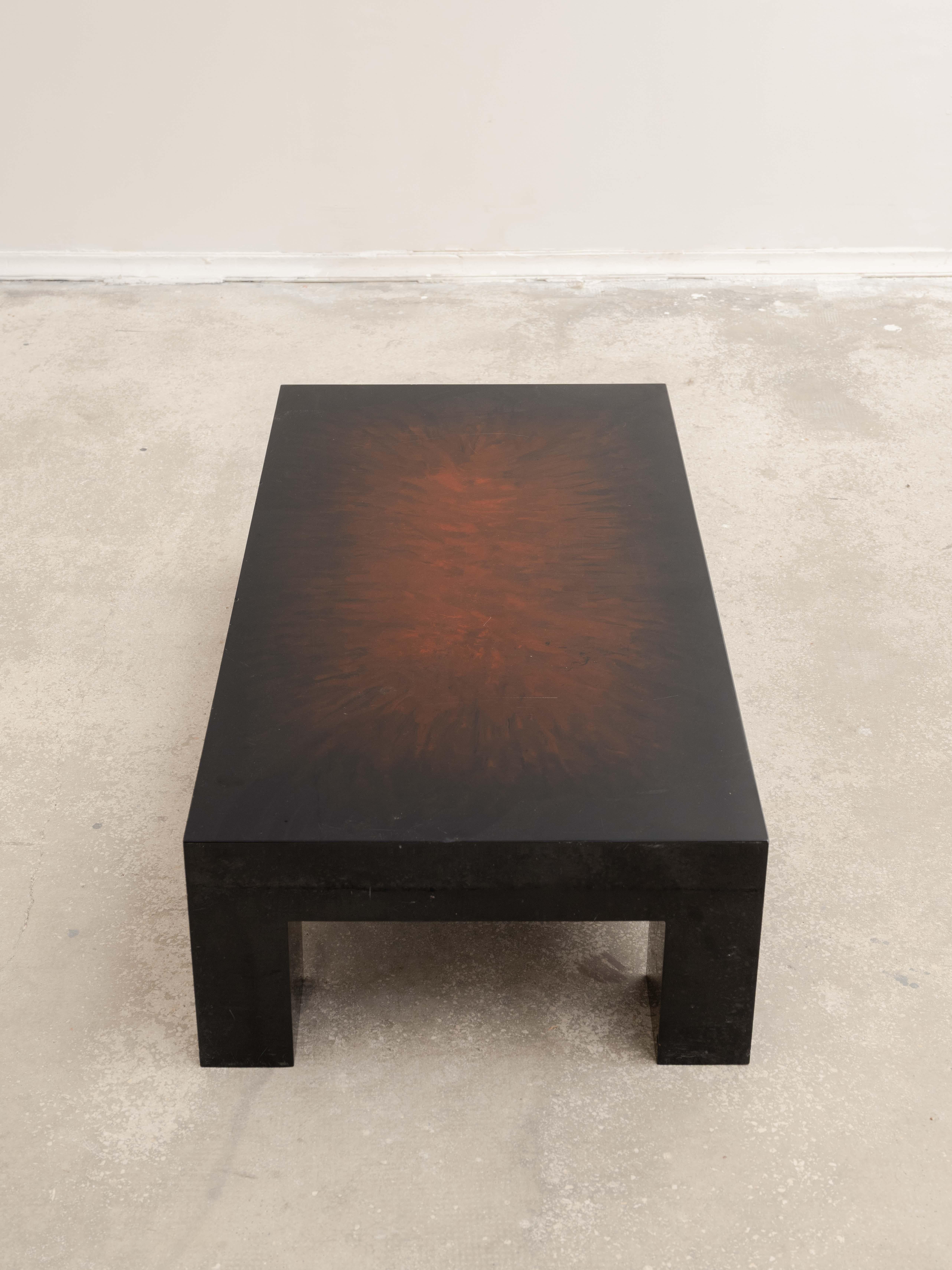 Rectangular coffee table in flame-lacquered wood, French production from the 80's

Dimensions
L 120 x W 60 x H 30 cm‍
‍
Condition
Good condition, has some visible scratches.
