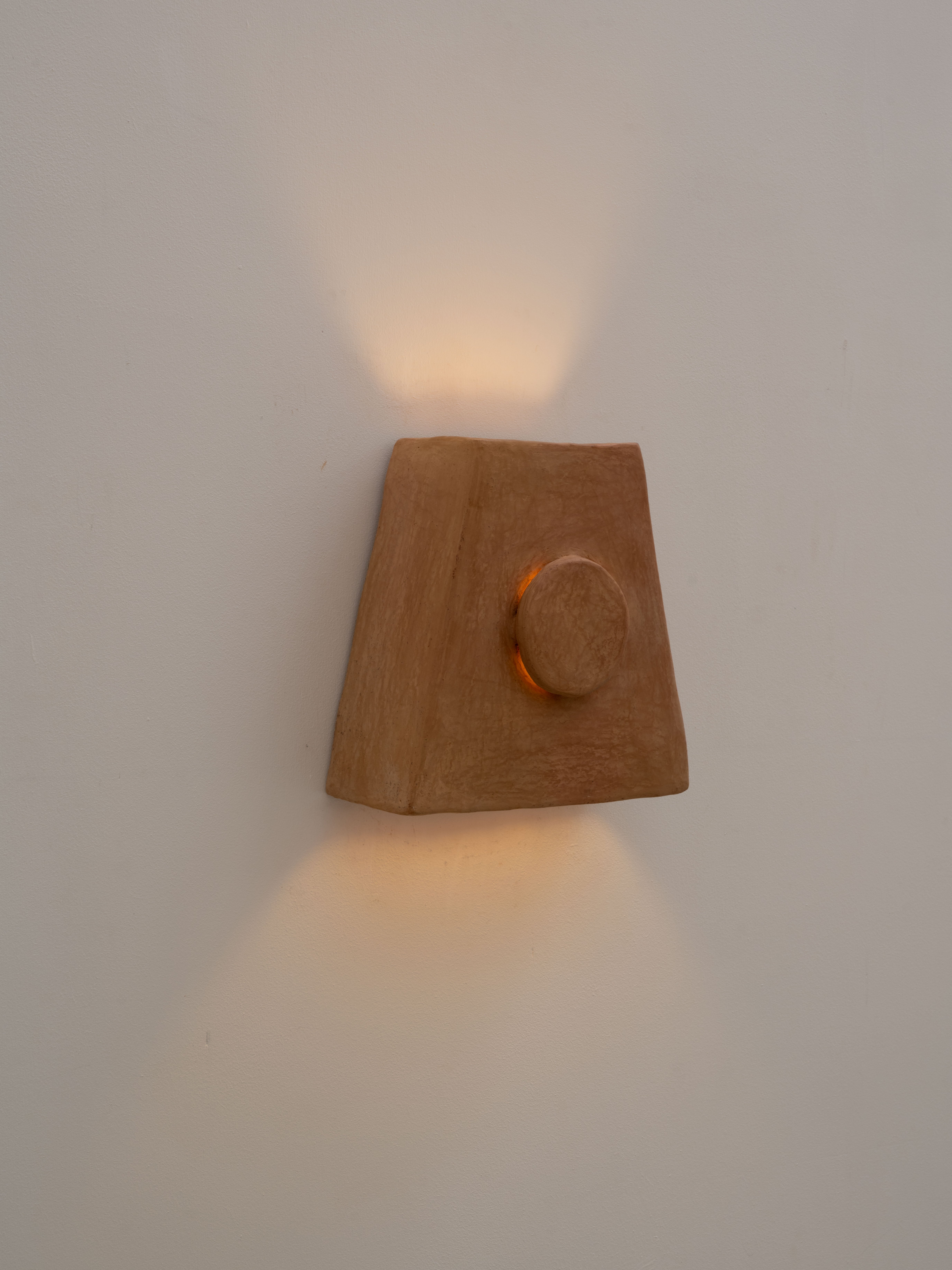 Applique in ceramica contemporanea Terracotta Realizzata con argilla locale lavorata a mano