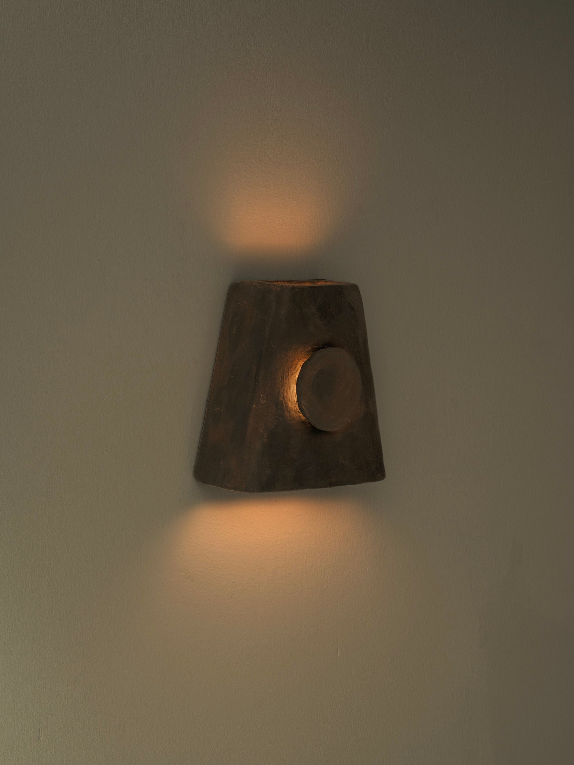 Aplique de cerámica contemporánea de terracota Hecho a mano con arcilla local