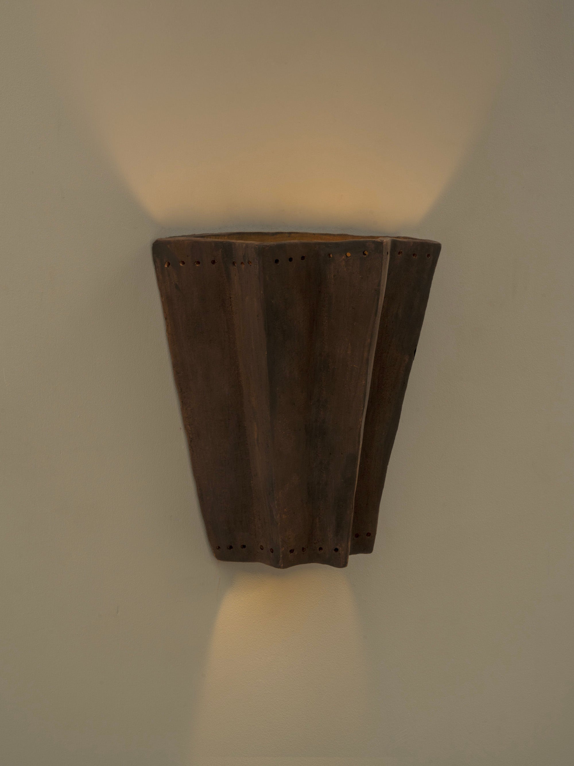 Aplique contemporáneo de cerámica marrón Hecho a mano con arcilla local