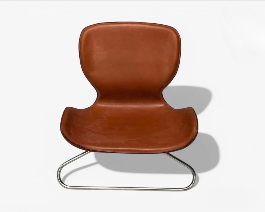 Hand Made en Italia, silla baja de cuero.
Silla de piel de curtido vegetal hecha a mano sobre una base de acero niquelado.
Ocho colores de cuero disponibles. Acabados personalizados disponibles para la base.
