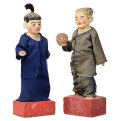 Principios del siglo XX, un par de figuritas birmanas de madera que representan a un hombre y una mujer