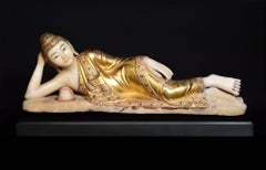 XIXe siècle, Mandalay, grand Bouddha couché birman ancien en marbre d'albâtre