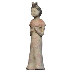 Figura antigua de cerámica pintada china representando a una dama de la corte