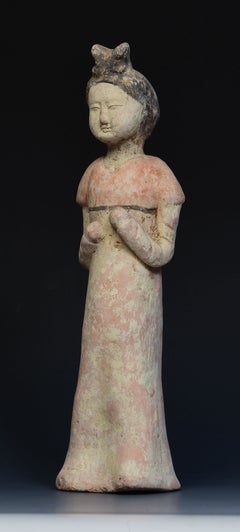 Figura antigua de cerámica pintada china representando a una dama de la corte