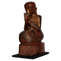 19. Jahrhundert, große antike burmesische Holzfigur eines sitzenden Mönchs / Schülers