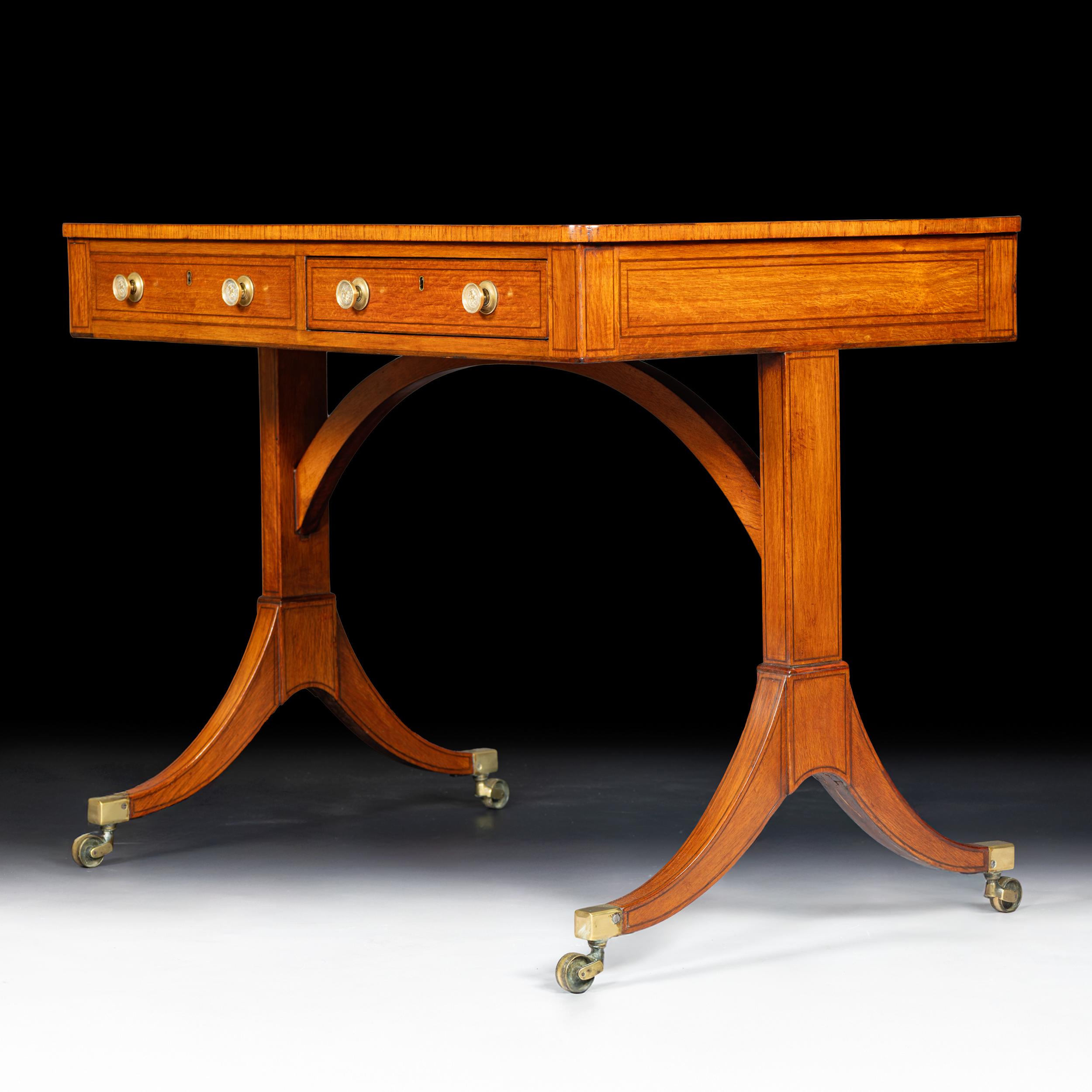 Ein feiner Regency-Schreibtisch oder Sofatisch, die rechteckige Platte mit fein abgerundeten Kanten und geformten Kantenverzierungen
darüber zwei Fries-Schubladen mit gegenüberliegenden simulierten Schubladen,  jeweils mit gedrechselten