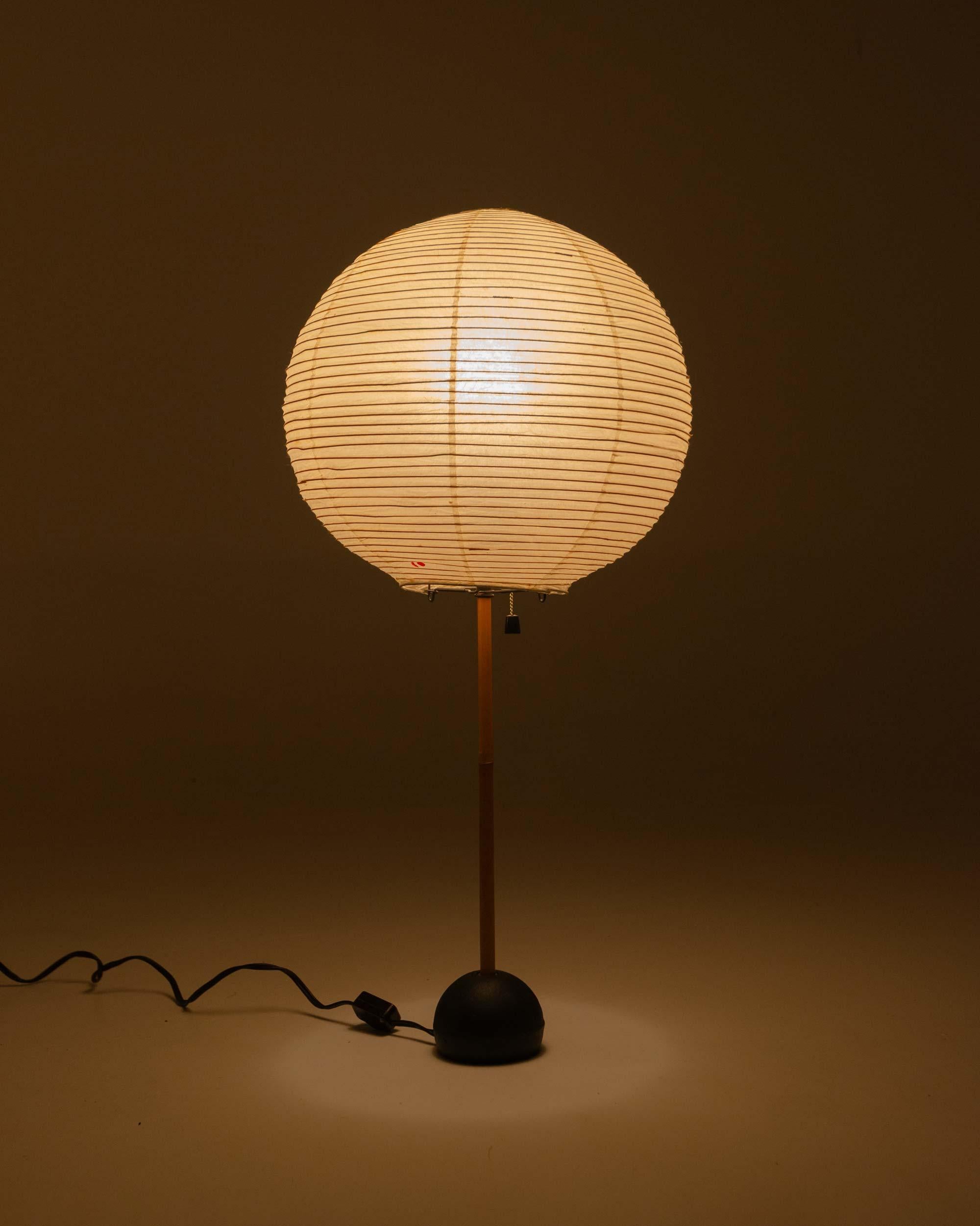 Early Isamu Noguchi Akari Table Lamps BB1 with 30A shade For Sale 3