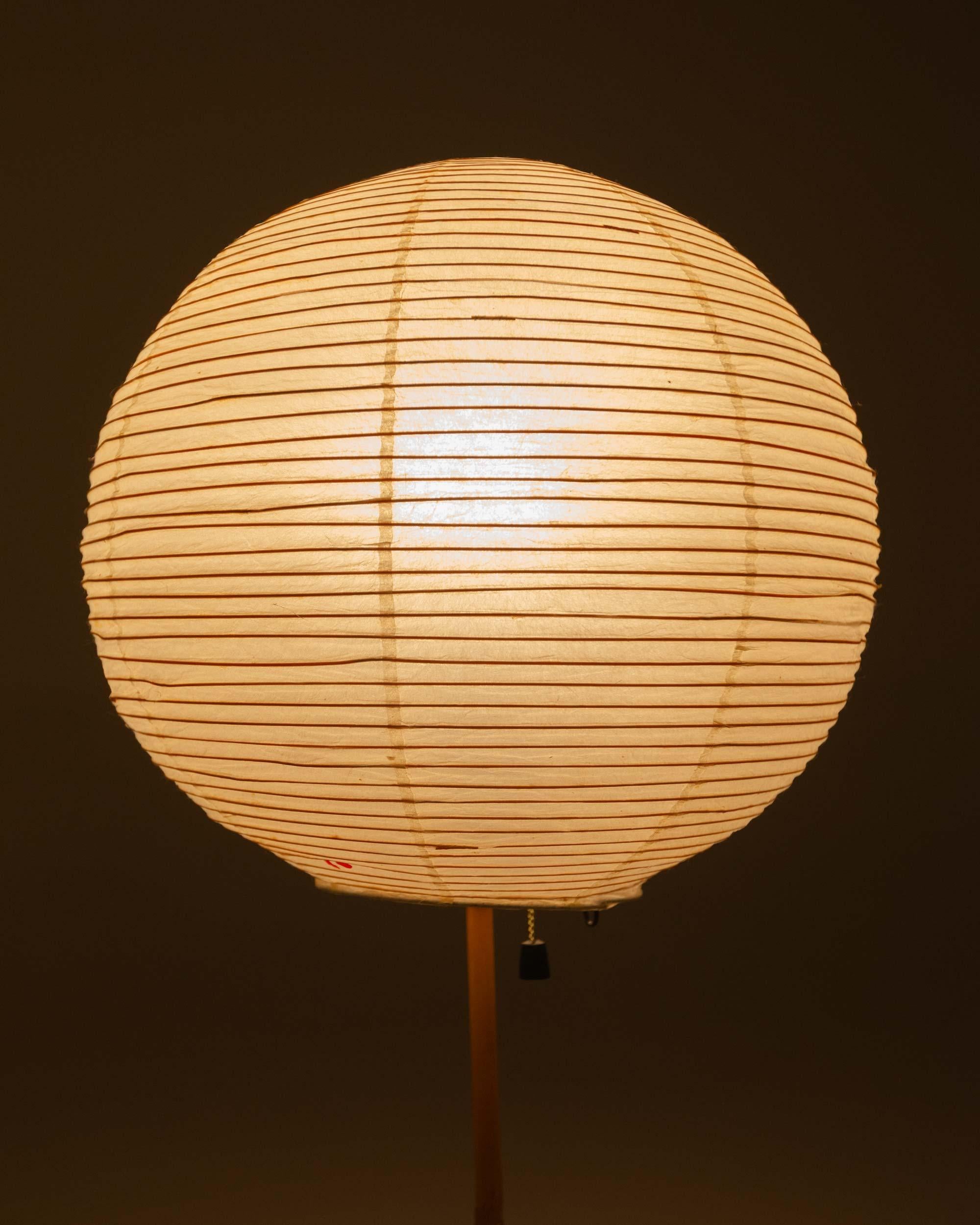 Early Isamu Noguchi Akari Table Lamps BB1 with 30A shade For Sale 6