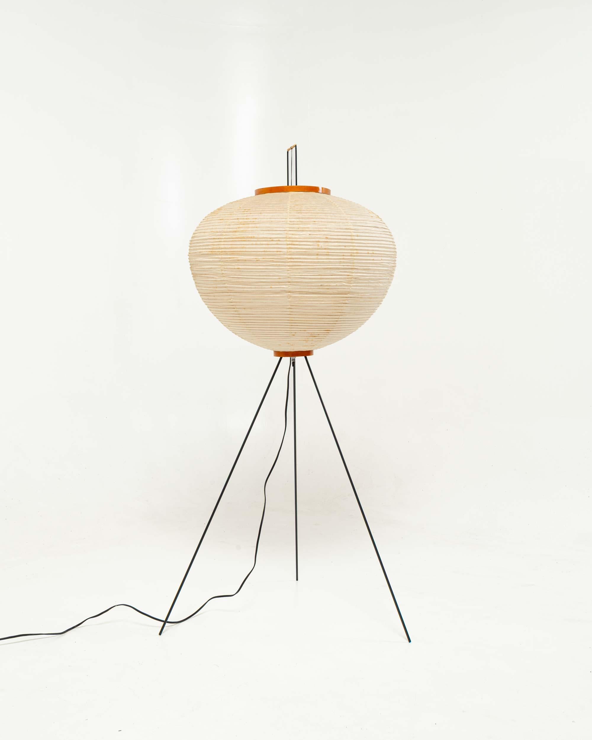 A great early vintage example of Isamu Noguchi's Light sculpture Table Lamp 10A, comes with an extra shade. Original packaging for the 10A shade with 10A stamp on the corner of the paper packaging

The bright red Sun and Moon stamp on the shade