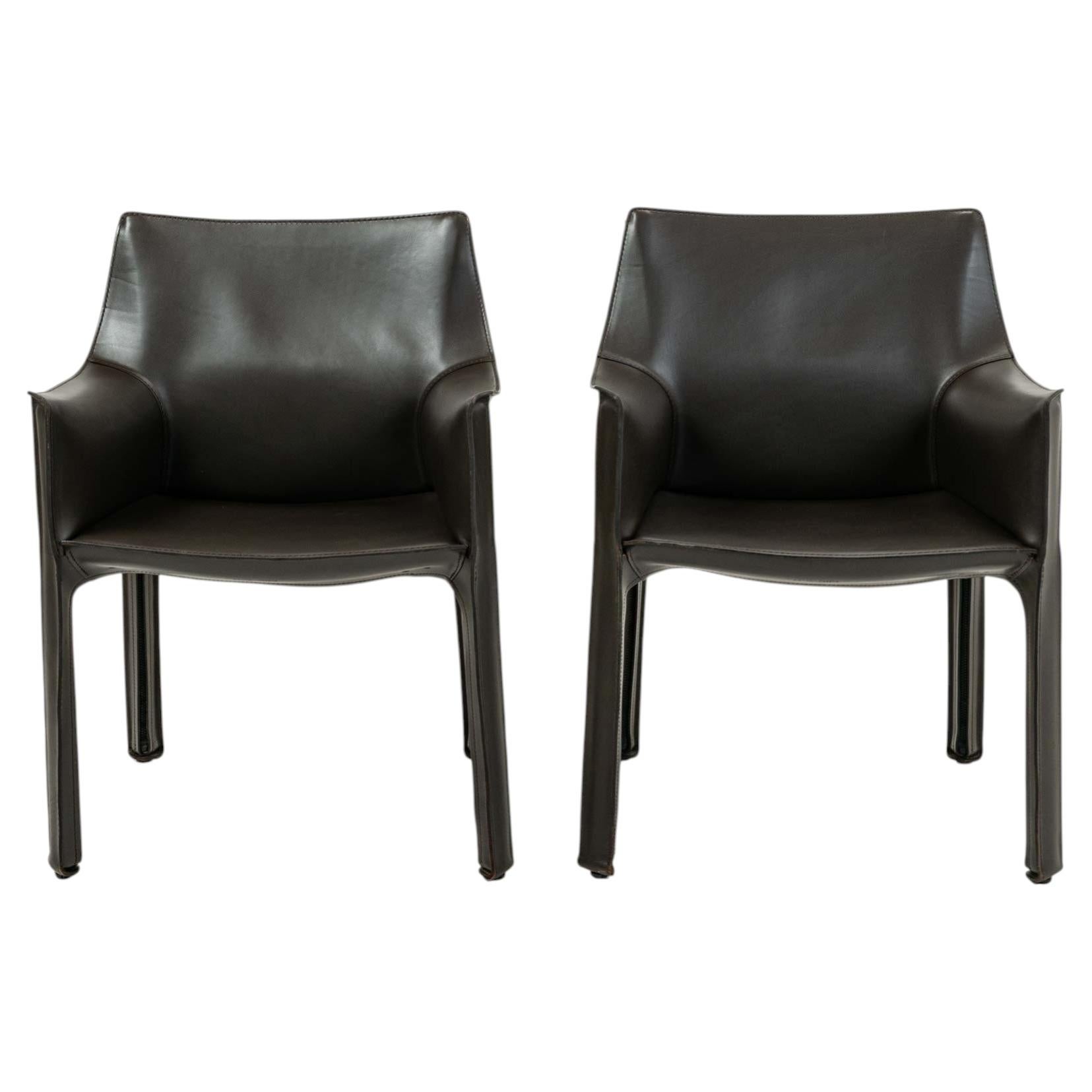 Une paire de chaises « Cab » de Mario Bellini pour Cassina, modèle 413, marron foncé, années 1990 en vente