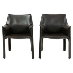Une paire de chaises « Cab » de Mario Bellini pour Cassina, modèle 413, marron foncé, années 1990
